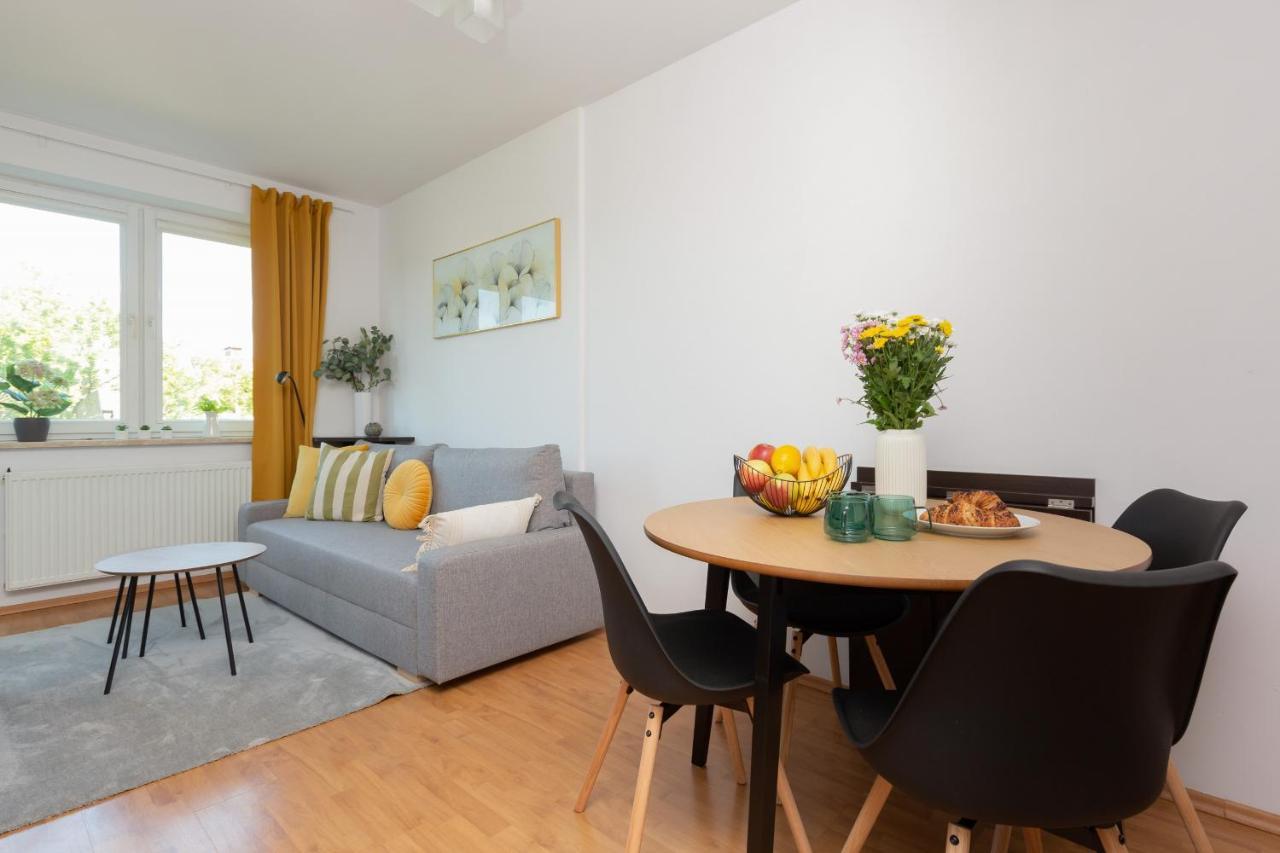Cozy Apartment With Balcony Warszawa By Noclegi Renters Екстер'єр фото