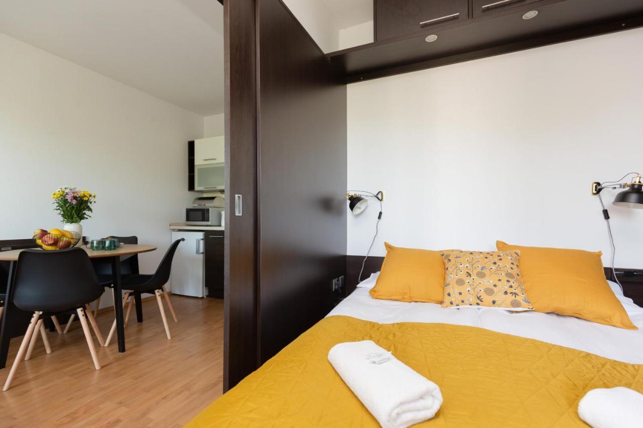 Cozy Apartment With Balcony Warszawa By Noclegi Renters Екстер'єр фото